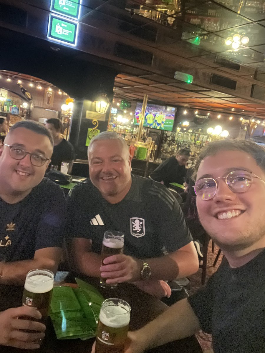 simonlines's tweet image. Weekend away in Europe with the Villa…can’t beat it. #UTV 🇩🇪🍻