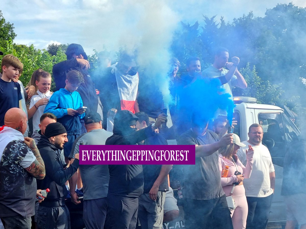 eefnews's tweet image. PICTURES: Hundreds of people have tonight gathered outside the Bell Hotel, Epping, protesting against its continued use as accommodation for asylum seekers
cutt.ly/PICTURES-BellH…