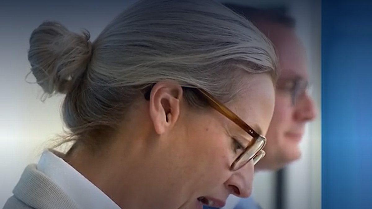 GrimbertPro's tweet image. Bemerkt niemand die rechte Ohrprothese von Alice Weidel?
@grok