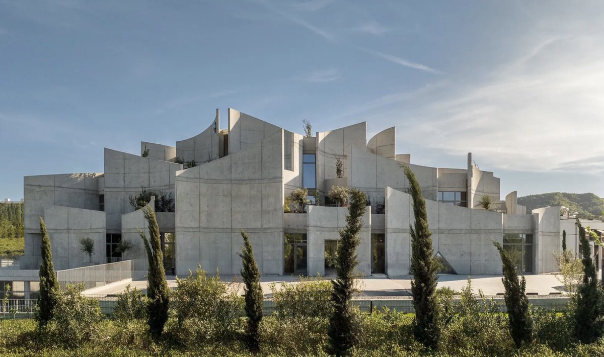 Your material choice to set the future standard for vet hospital design?      ＣＯＮＣＲＥＴＥ

🩶 Fusing brutalist 𝐜𝐨𝐧𝐜𝐫𝐞𝐭𝐞 forms with biophilic, emotionally intelligent design, by <a href="/dmarchitect/">davide macullo</a> Architects

📰 Read more: 
parametric-architecture.com/vet-hospital-d…
📷 &amp; 📰:  <a href="/parametricarch/">ParametricArchitecture</a>