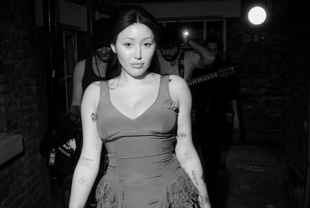 ncsources's tweet image. Noah Cyrus stuns in newly shared pictures from her album release show in London.🤍