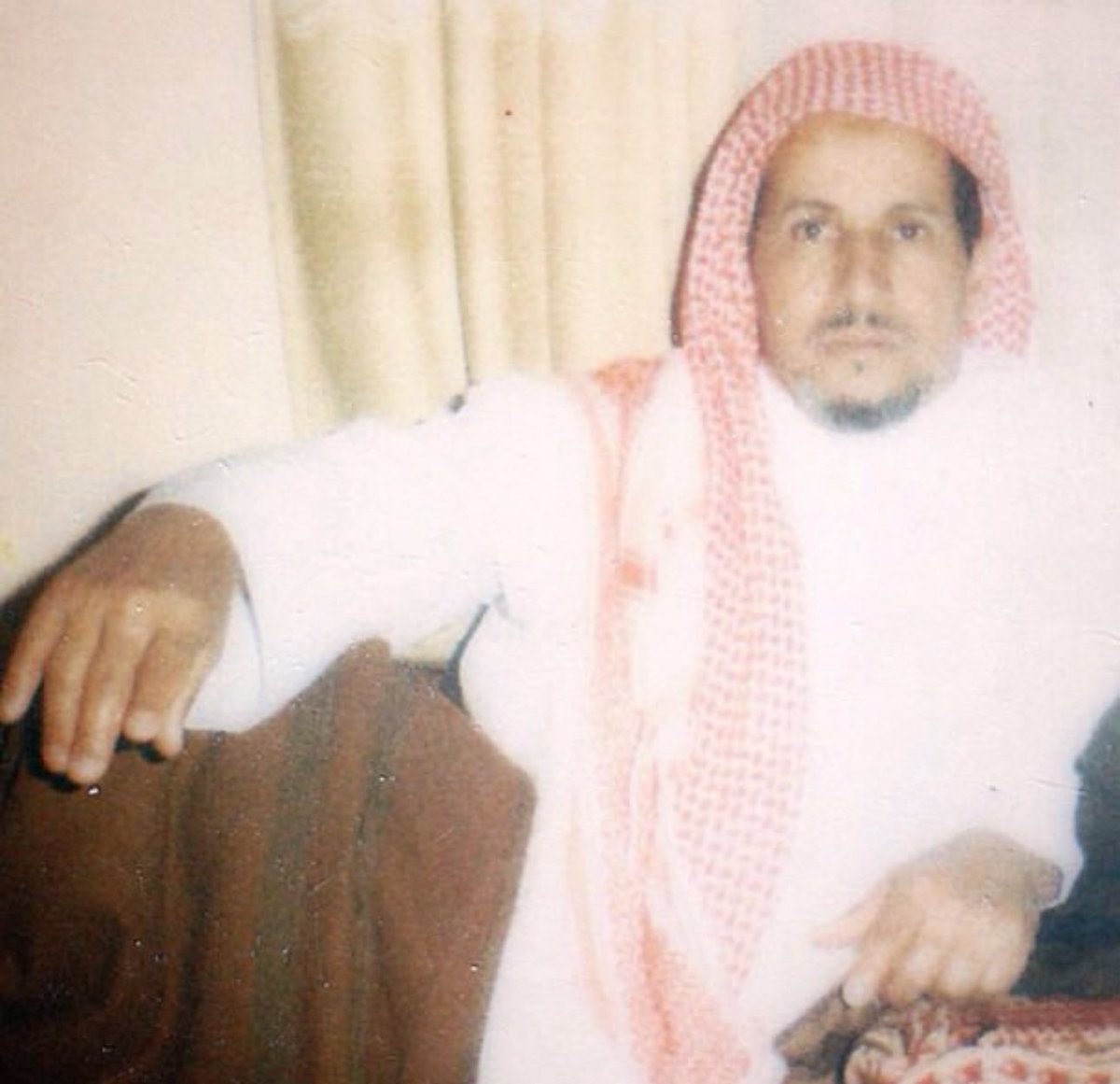 والدي الكفيف " ناصر بن شلية رحمه الله" لم يكن يرى الدنيا… لكنه أبصرها لي بعمقٍ لا تصل إليه العيون.
وكأنه كان يقول لي يا ولدي : أحياناً .. عندما تفقد البصر ، تبصر الدنيا أكثر. 
#حقيقة