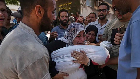 El Ejército israelí asesinó a al menos a 81 gazatíes e hirió a otros 150 tras abrir fuego contra un grupo de palestinos que aguardaban la llegada de camiones con harina en la norteña urbe de Beit Lahia, mientras que otros seis fueron asesinados en Rafah
cubadebate.cu/noticias/2025/…