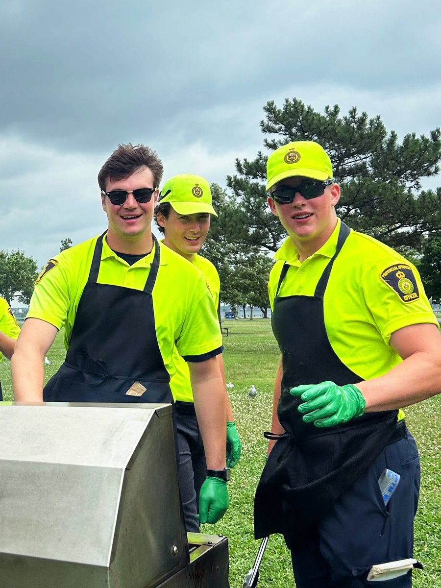 Niagara Parks Police Service (@niagparkspolice) on Twitter photo Many thanks to our police service team - especially our Student Provincial Offences Officers - who gave of their own time and contributed to the success of the <a href="/NiagaraParks/">Niagara Parks</a> BBQ picnic benefitting <a href="/UWNiagara/">United Way Niagara</a>. Shout out to Cst. Paul and Communicator Alkadi for leading the team! Many thanks to our police service team - especially our Student Provincial Offences Officers - who gave of their own time and contributed to the success of the <a href="/NiagaraParks/">Niagara Parks</a> BBQ picnic benefitting <a href="/UWNiagara/">United Way Niagara</a>. Shout out to Cst. Paul and Communicator Alkadi for leading the team!