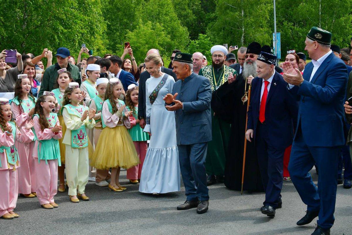 MuhacirEfendi's tweet image. I’m this 🤏🏽 close to doing fan edits of the President of Tatarstan, my style icon