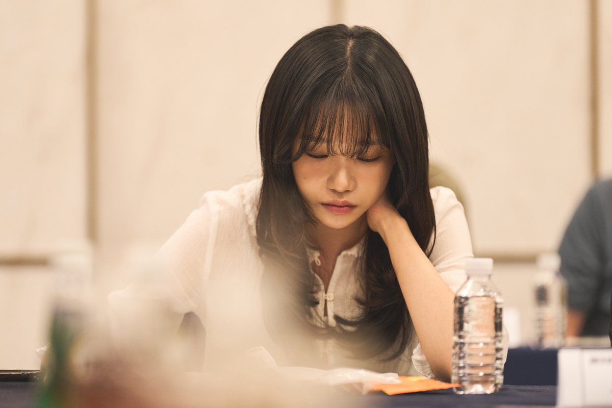 netflix's tweet image. Son Ye-jin and Jo Yu-ri will star in VARIETY. A new series exploring the world of K-Pop from the creator of Mask Girl.
✨ Ye-jin plays an entertainment executive risking everything to revive an idol group she personally created.
✨ Yu-ri portrays an obsessive fan who will do…