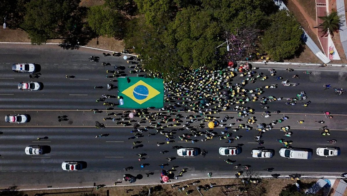 FLOPOU a manifestação pró-Bolsonaro em Brasília!! Nem 100 pessoas!!

Disseram que o Brasil ia parar, mas tinha mais carro de polícia do que bolsonaristas!!

Quem apoia o STF, comenta aí EU APOIO O STF!!! Vamos mostrar que o Brasil quer Bolsonaro PRESO!!