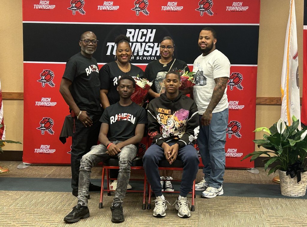 Rich Township is proud to send 2 students to England for a 2-week Oxford Royale experience—40+ hours of career-focused learning at Oxford University! 🎓🌍 Now in its 3rd year, thanks to Dr. Thomas &amp; the D227 Board of Education. #RichInStudentSuccess #OxfordRoyale2025