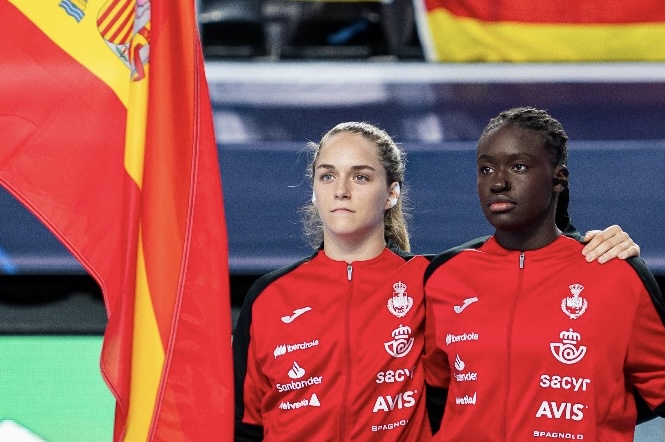 🌟𝗚𝗼𝘂𝗻𝗱𝗼 𝗚𝗮𝘀𝘀𝗮𝗺𝗮 elegida Mejor Portera en el All-Star Team del #ehfeuro2025
 
🌟𝗕𝗲𝗹𝗲́𝗻 𝗥𝗼𝗱𝗿𝗶́𝗴𝘂𝗲𝘇 elegida Mejor Central en el All-Star Team del #ehfeuro2025

#️⃣ #GuerrerasJúnior #Balonmano #FollowTheFuture