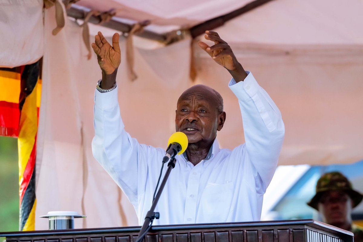 GovUganda's tweet image. ๐๐ซ๐๐ฌ๐ข๐๐๐ง๐ญ ๐๐ฎ๐ฌ๐๐ฏ๐๐ง๐ข ๐๐จ๐ง๐๐ฅ๐ฎ๐๐๐ฌ ๐๐๐ญ๐ข๐จ๐ง๐ฐ๐ข๐๐ ๐๐๐ ๐๐จ๐ฎ๐ซ๐ฌ, ๐๐ซ๐ ๐๐ฌ ๐๐ ๐๐ง๐๐๐ง๐ฌ ๐ญ๐จ ๐๐ฆ๐๐ซ๐๐๐ ๐๐๐๐ฅ๐ญ๐ก ๐๐ซ๐๐๐ญ๐ข๐จ๐ง
President Yoweri Kaguta Museveni has today officially concluded his nationwide Parish Development Modelโฆ