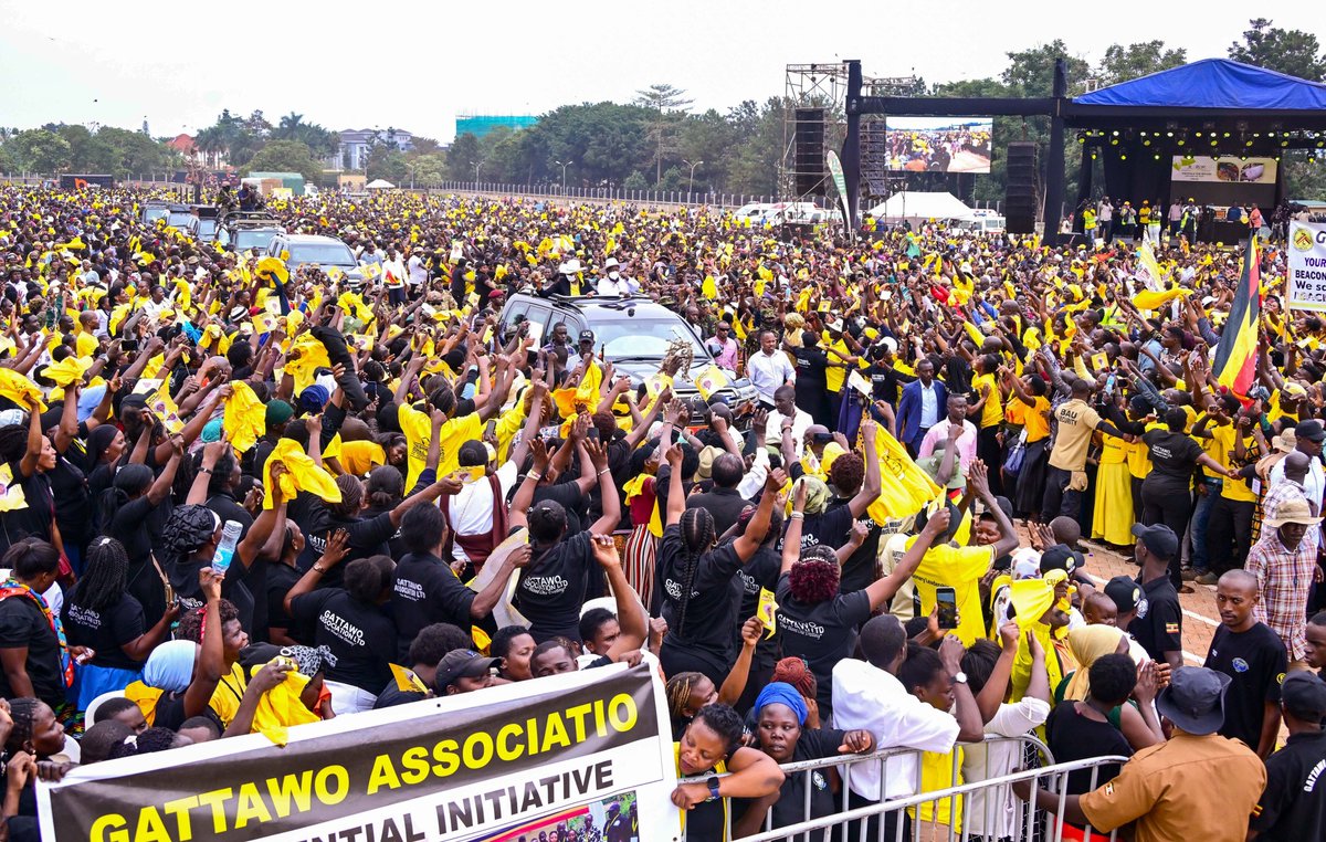 GovUganda's tweet image. ๐๐ซ๐๐ฌ๐ข๐๐๐ง๐ญ ๐๐ฎ๐ฌ๐๐ฏ๐๐ง๐ข ๐๐จ๐ง๐๐ฅ๐ฎ๐๐๐ฌ ๐๐๐ญ๐ข๐จ๐ง๐ฐ๐ข๐๐ ๐๐๐ ๐๐จ๐ฎ๐ซ๐ฌ, ๐๐ซ๐ ๐๐ฌ ๐๐ ๐๐ง๐๐๐ง๐ฌ ๐ญ๐จ ๐๐ฆ๐๐ซ๐๐๐ ๐๐๐๐ฅ๐ญ๐ก ๐๐ซ๐๐๐ญ๐ข๐จ๐ง
President Yoweri Kaguta Museveni has today officially concluded his nationwide Parish Development Modelโฆ