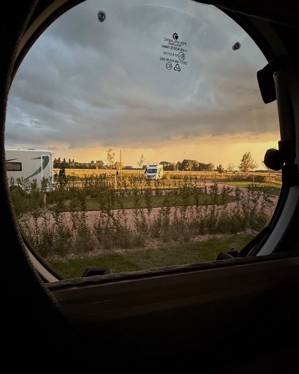 dotstar's tweet image. Thunderstorm is coming 😬