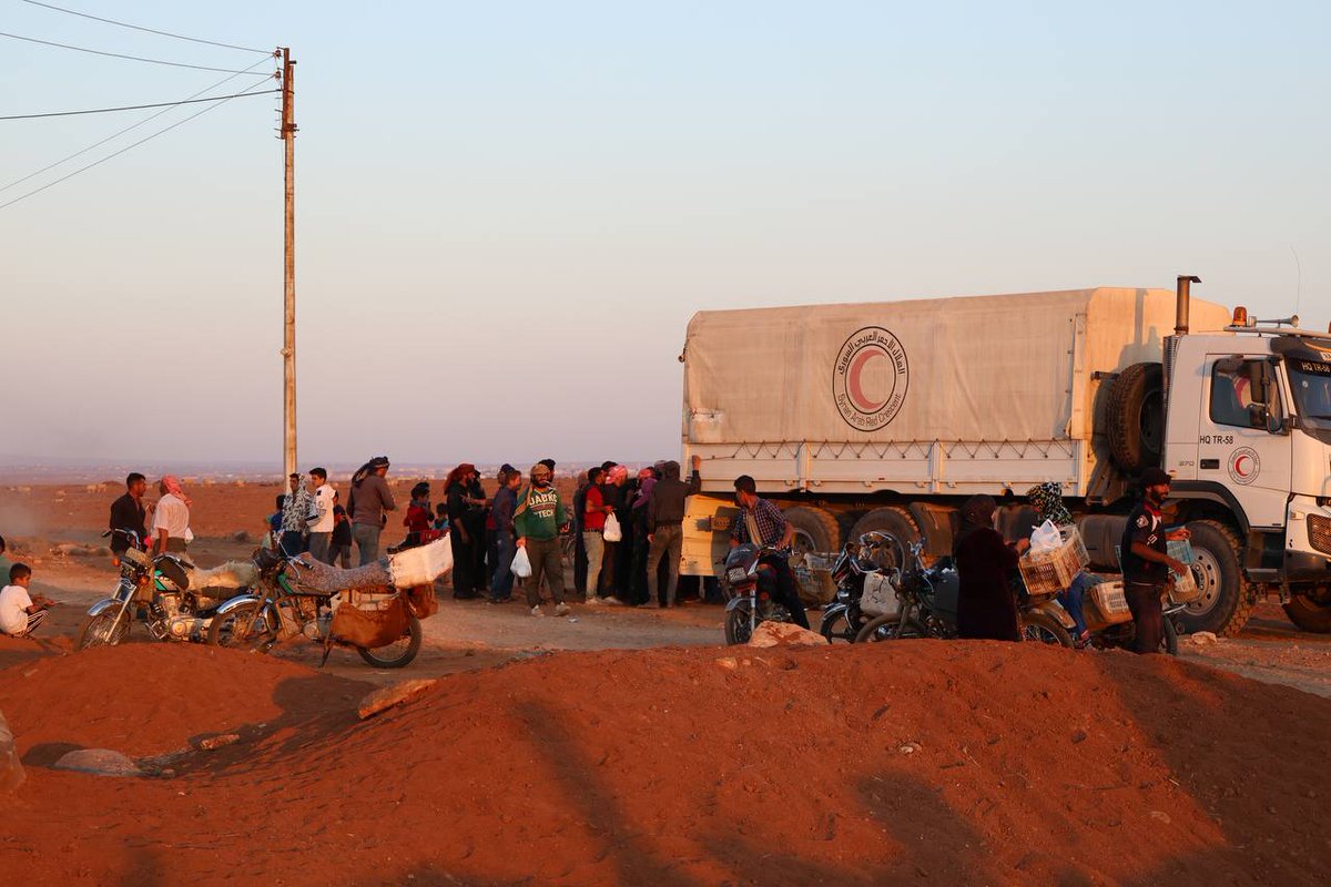 SYRedCrescent's tweet image. As part of the emergency response in southern #Syria @SYRedCrescent is delivering essential aid to families in #Daraa with support from @ICRC, @UNICEF & @TDVint.
Distributions include food, water, hygiene items & support to health facilities and shelters across ten remote areas.