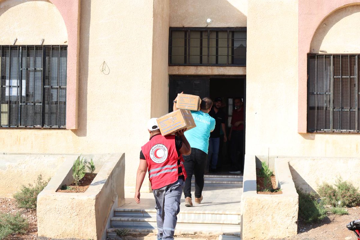SYRedCrescent's tweet image. As part of the emergency response in southern #Syria @SYRedCrescent is delivering essential aid to families in #Daraa with support from @ICRC, @UNICEF & @TDVint.
Distributions include food, water, hygiene items & support to health facilities and shelters across ten remote areas.