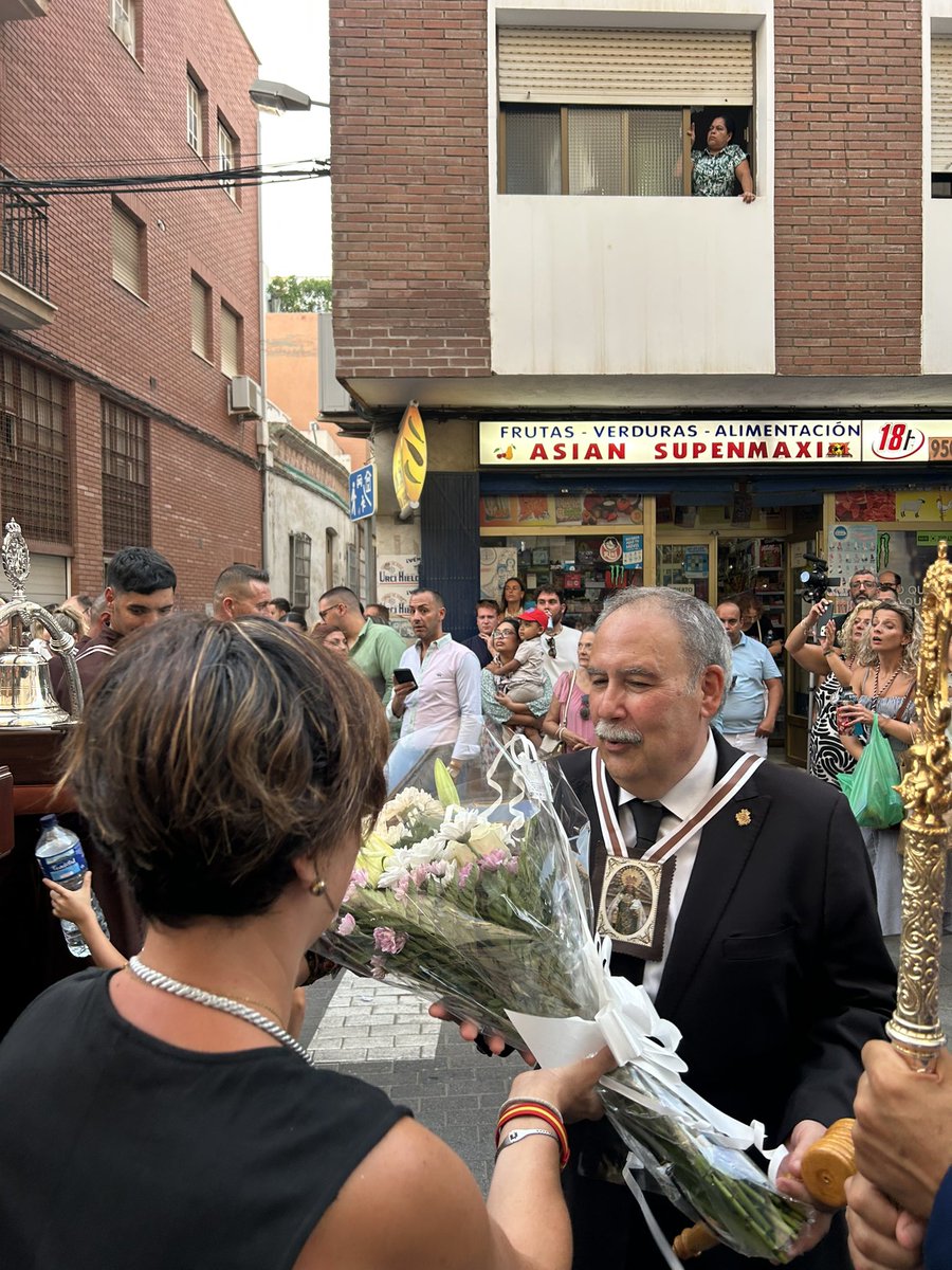 REPRESENTACIÓN I En la tarde de hoy hemos recibido a Nuestra Señora del Carmen de <a href="/ReinaHuertas/">Reina de las Huertas</a> a su paso por nuestra Casa de Hermandad donde se le ha realizado una ofrenda floral.