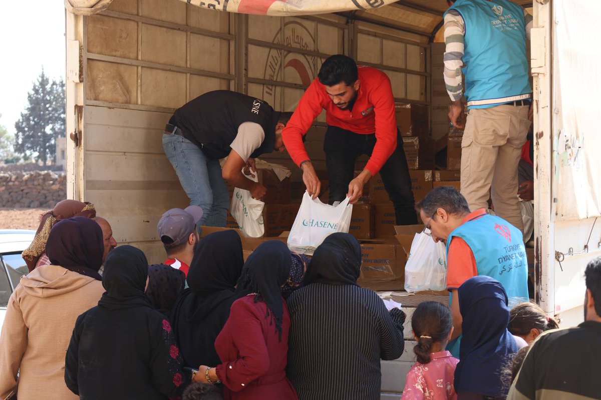 SYRedCrescent's tweet image. As part of the emergency response in southern #Syria @SYRedCrescent is delivering essential aid to families in #Daraa with support from @ICRC, @UNICEF & @TDVint.
Distributions include food, water, hygiene items & support to health facilities and shelters across ten remote areas.