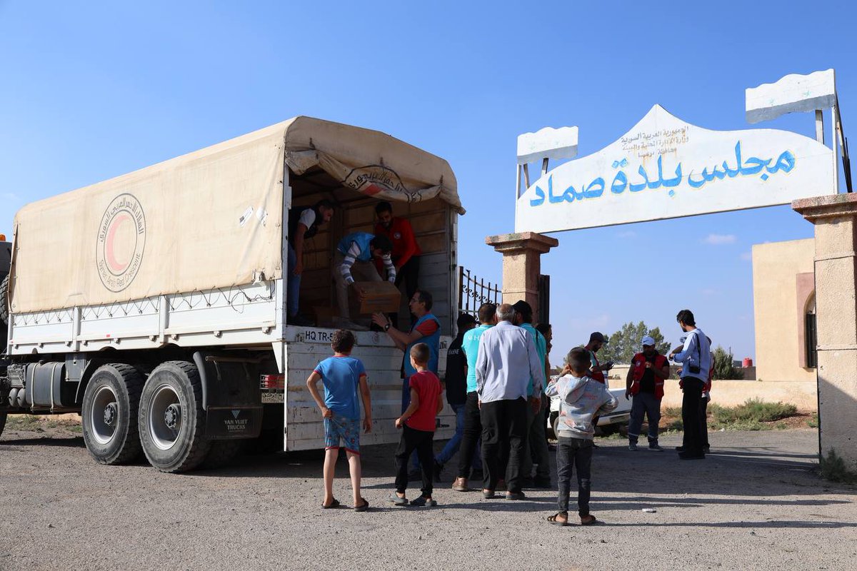 SYRedCrescent's tweet image. As part of the emergency response in southern #Syria @SYRedCrescent is delivering essential aid to families in #Daraa with support from @ICRC, @UNICEF & @TDVint.
Distributions include food, water, hygiene items & support to health facilities and shelters across ten remote areas.