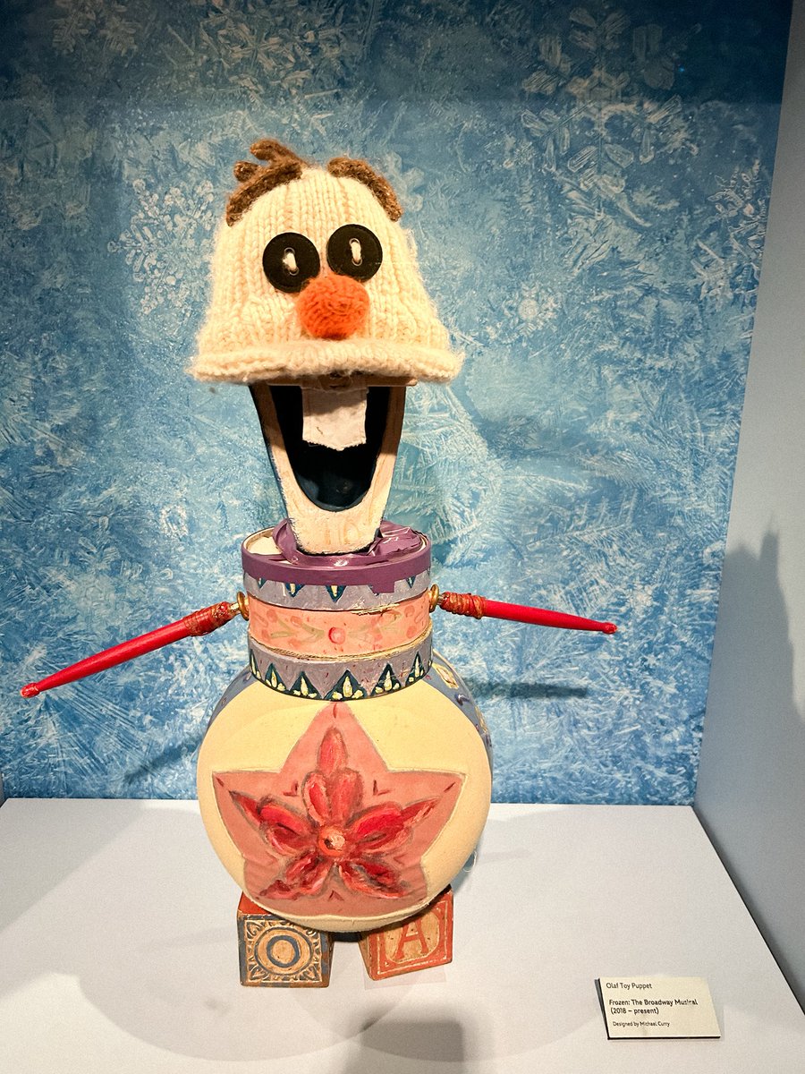 lexivas's tweet image. “in summeeeeerrrrrrrr.” 🎶🏖️

a @FrozenBroadway olaf puppet at the disney100 exhibit! 🩵✨

instagram.com/reel/DMV0DQuOY…