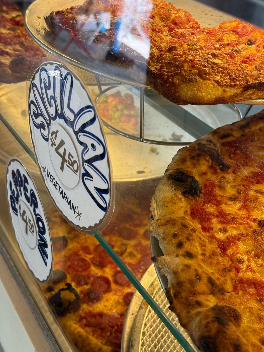 marcogomes's tweet image. se a pergunta for qual "o melhor" pedaço de pizza ao estilo de NY, acho que encontrei a resposta (pra mim por enquanto): f&f pizzeria, carroll gardens, brooklyn, ny.
regular (queijo e tomate) $4;
pepperoni $4,50.