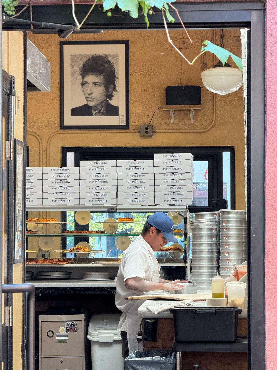 marcogomes's tweet image. se a pergunta for qual "o melhor" pedaço de pizza ao estilo de NY, acho que encontrei a resposta (pra mim por enquanto): f&f pizzeria, carroll gardens, brooklyn, ny.
regular (queijo e tomate) $4;
pepperoni $4,50.