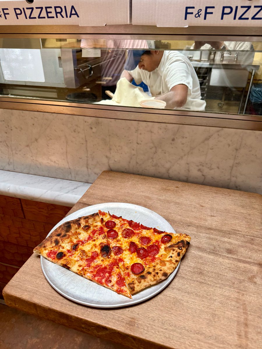 marcogomes's tweet image. se a pergunta for qual "o melhor" pedaço de pizza ao estilo de NY, acho que encontrei a resposta (pra mim por enquanto): f&f pizzeria, carroll gardens, brooklyn, ny.
regular (queijo e tomate) $4;
pepperoni $4,50.