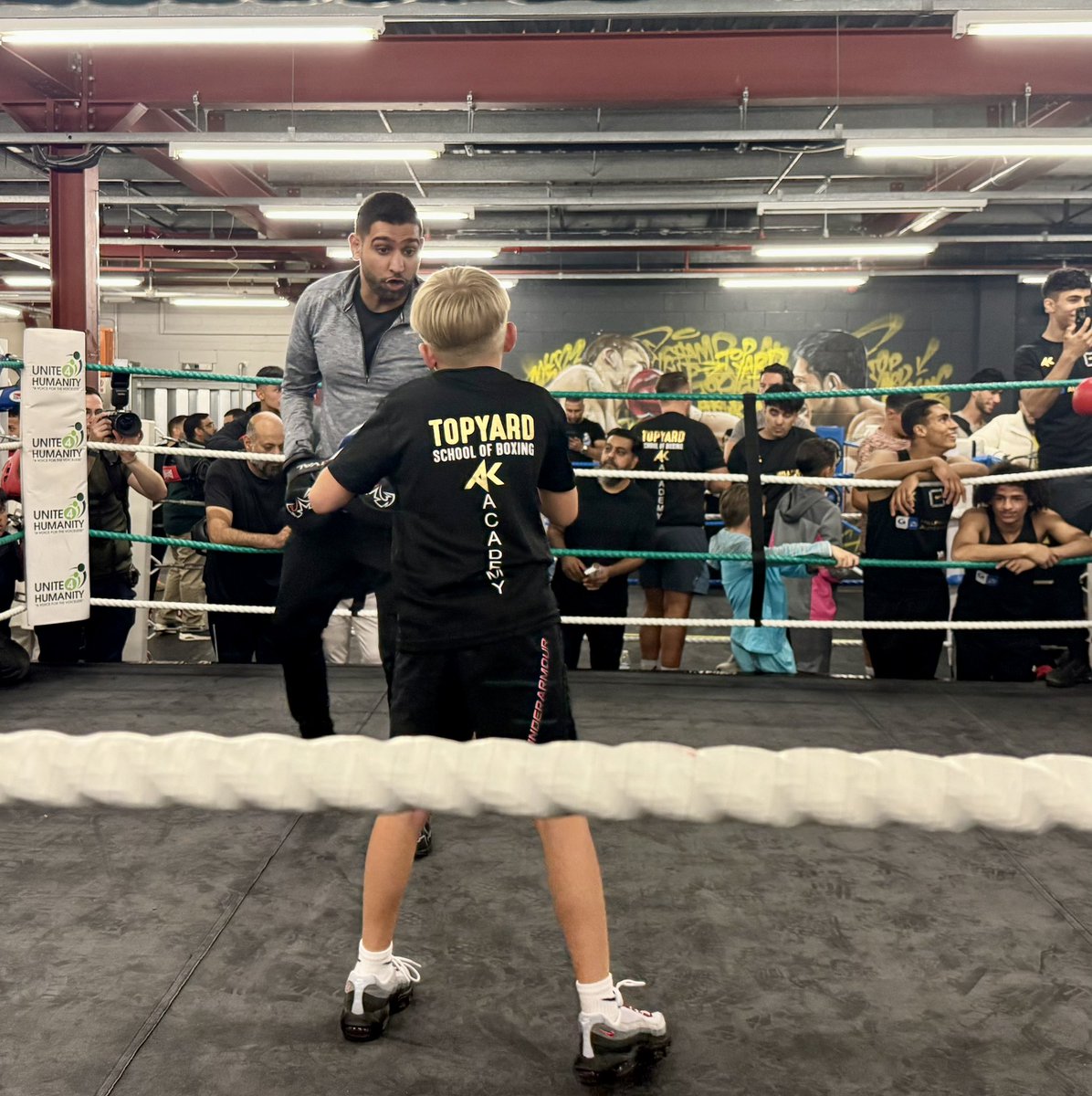 andrewpakes_'s tweet image. Brilliant to have @amirkingkhan join us in Peterborough today to celebrate the new home for Top Yard School of Boxing in Queensgate.
Amazing work by Bilal & team at the club. A real asset for our city.