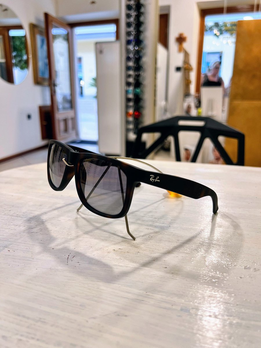 OptikaLuna's tweet photo. 🕶️ Ikona koja nikad ne izlazi iz mode.
Nova Ray-Ban kolekcija stigla je u Optiku Luna – klasika, stil i kvaliteta u svakom detalju. 😎
Od legendarnih Aviatora do modernih modela.
➡️ Pronađi svoj savršeni model.
#rayban #sunčanenaočale #naočale #optika #Umag #Istra #OptikaLuna https://t.co/YjwpsqAql9