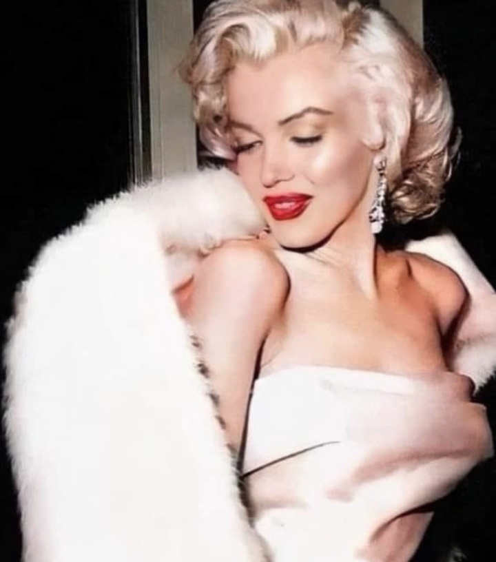 MarilynDiary's tweet image. Marilyn Monroe arriving at a Hollywood party in 1953.