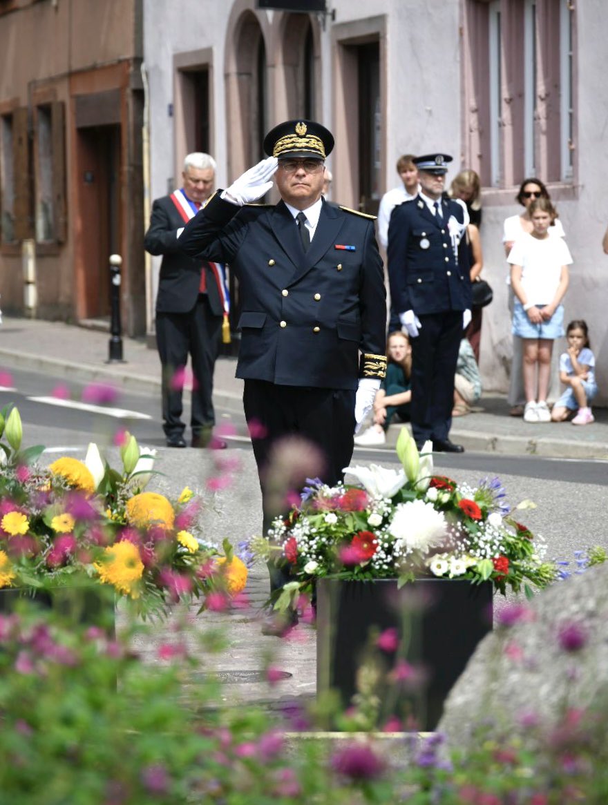 Prefet68's tweet image. 🇫🇷 Journée nationale à la mémoire des victimes des crimes racistes et antisémites de l’État français et d’hommage aux "Justes"
De 1940 à 1944, 76 000 Juifs, dont 11 400 enfants, furent déportés de France.
Ce dimanche 20 juillet à Colmar, Emmanuel Aubry, préfet du Haut-Rhin, a…