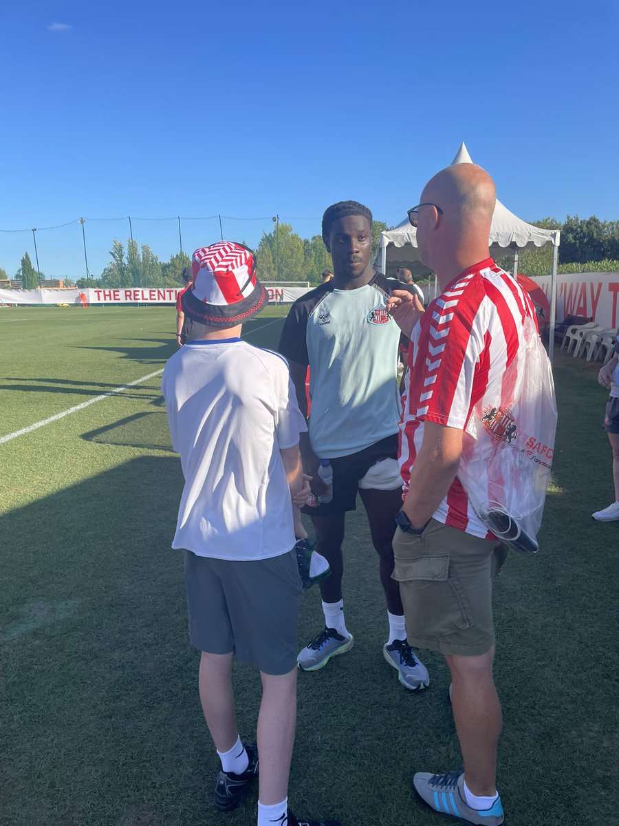 SkySports_Keith's tweet image. 🇵🇹 🥵 Sunderland players watched on by travelling fans at pre-season training here in The Algarve tonight.
📺 🎥 Watch out for interviews with Regis Le Bris & Noah Sadiki across @SkySportsNews platforms this evening.
#SAFC 🔴⚪️