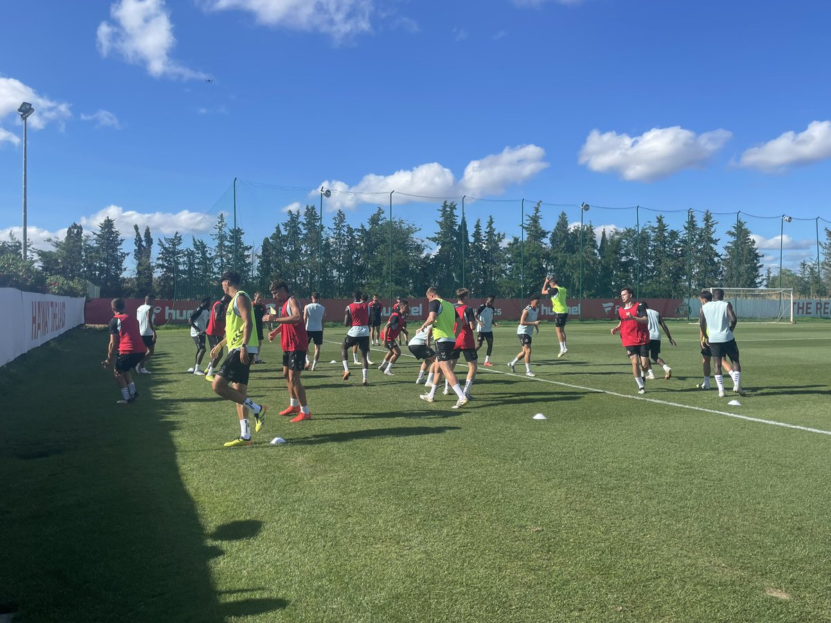 SkySports_Keith's tweet image. 🇵🇹 🥵 Sunderland players watched on by travelling fans at pre-season training here in The Algarve tonight.
📺 🎥 Watch out for interviews with Regis Le Bris & Noah Sadiki across @SkySportsNews platforms this evening.
#SAFC 🔴⚪️