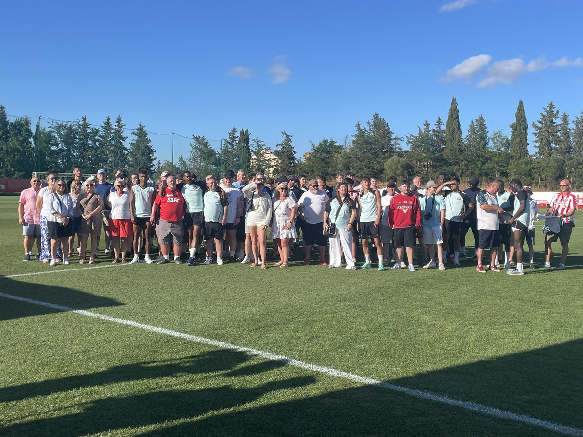 SkySports_Keith's tweet image. 🇵🇹 🥵 Sunderland players watched on by travelling fans at pre-season training here in The Algarve tonight.
📺 🎥 Watch out for interviews with Regis Le Bris & Noah Sadiki across @SkySportsNews platforms this evening.
#SAFC 🔴⚪️