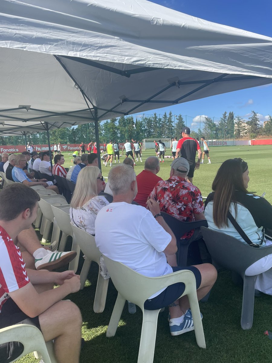 SkySports_Keith's tweet image. 🇵🇹 🥵 Sunderland players watched on by travelling fans at pre-season training here in The Algarve tonight.
📺 🎥 Watch out for interviews with Regis Le Bris & Noah Sadiki across @SkySportsNews platforms this evening.
#SAFC 🔴⚪️