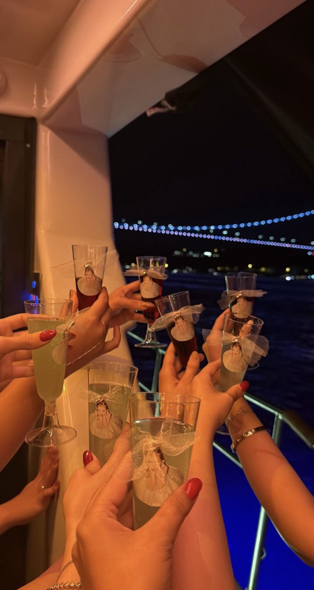 niightglow's tweet photo. 🥂🥳 https://t.co/xDlZGtIFZ1