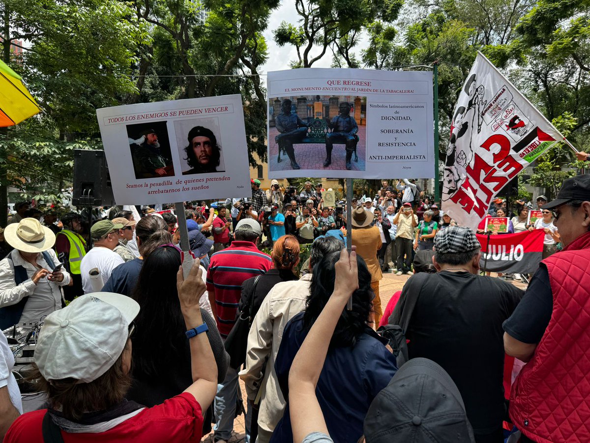 📢 El Movimiento Mexicano de Solidaridad con 🇨🇺 Cuba realizó un mitin en rechazo al retiro de las estatuas de Fidel Castro y Ernesto ‘Che’ Guevara en la Plaza San Carlos, en la colonia Tabacalera, alcaldía Cuauhtémoc.

#DíaEnImágenes | 📸: Luis Castillo