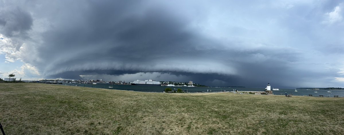 renpie24's tweet image. Crazy to see a rotating wall cloud with rising scud over the City of Portland, Maine. Taken from Bug Light Park, South Portland, Maine #stormhour #clouds #supercell @NWSGray, @WMTWTV