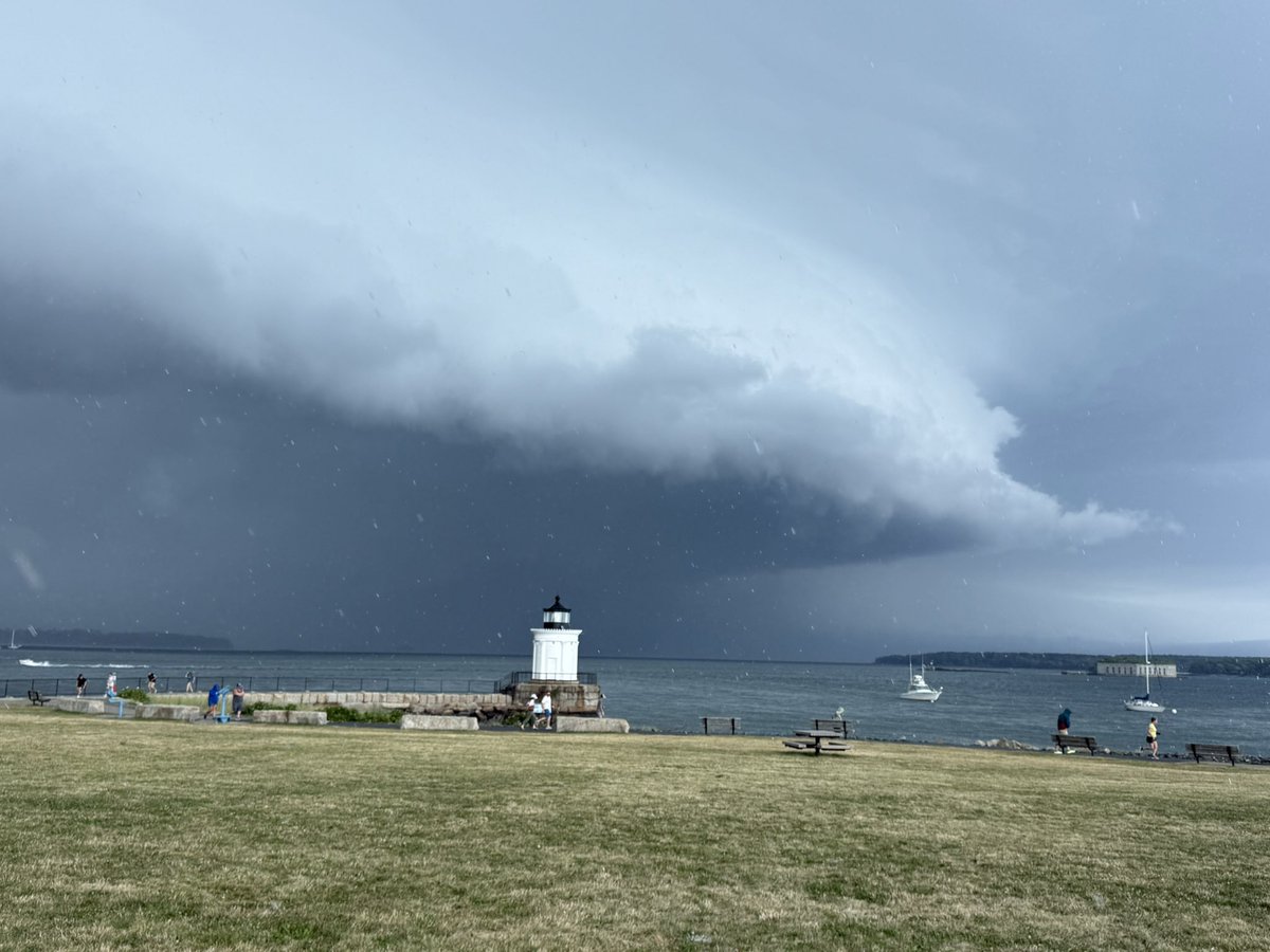 renpie24's tweet image. Crazy to see a rotating wall cloud with rising scud over the City of Portland, Maine. Taken from Bug Light Park, South Portland, Maine #stormhour #clouds #supercell @NWSGray, @WMTWTV
