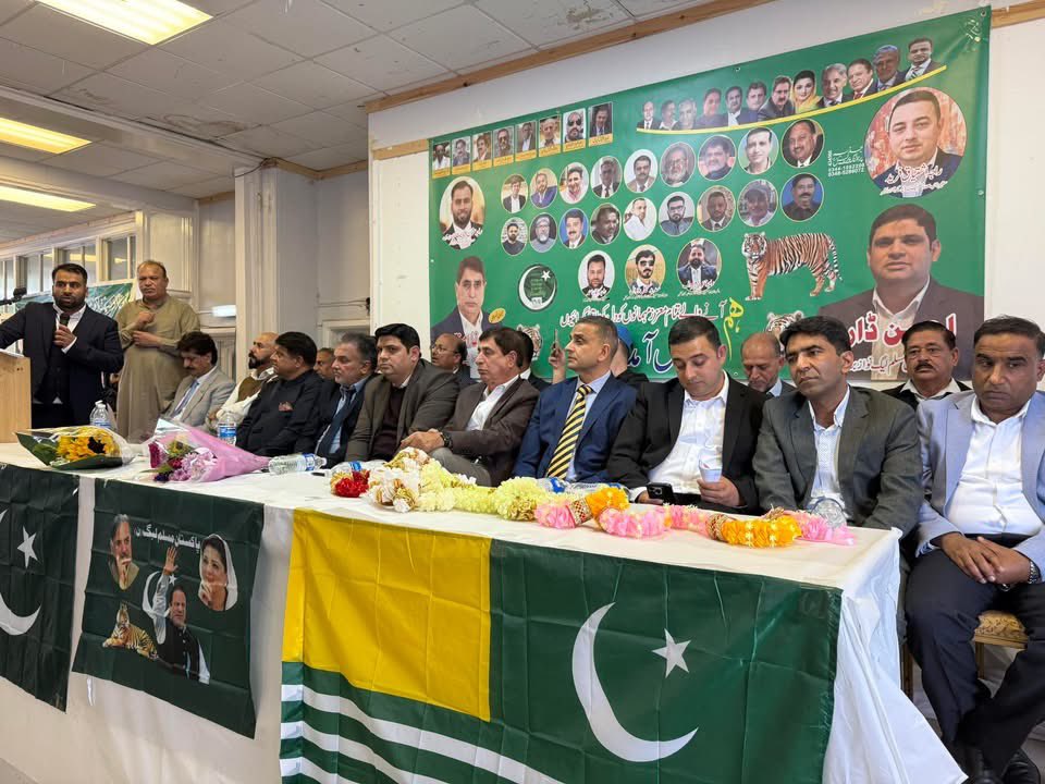 17اگست یوم آزادی کی لندن میں مرکزی راہنما اسحٰق ڈار کے پروگرام کی تیاریوں کے حوالے سے صدر مسلم لیگ ن برطانیہ احسن ڈار کی  شیفیلڈ میں تنظیمی اجلاس کی صدارت جبکہ کشمیری راہنما شاہ غلام قادر، زبیر گل ،راشد ہاشمی،راجہ اشتیاق فرید سینئر نائب صدر یوکے آزاد کشمیر و دیگر کی شرکت
PMLN UK