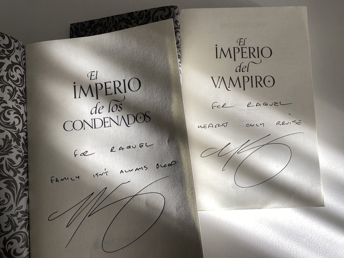 tyylorsversion's tweet image. It's been a pleasure to finally meet you! Thank you so much for your Patience and your dedication to sign all our books. I promise you to keep telling everyone to read your work as long as you keep making me cry everytime I finish a chapter 😩 See you soon @misterkristoff ⚔️🖤