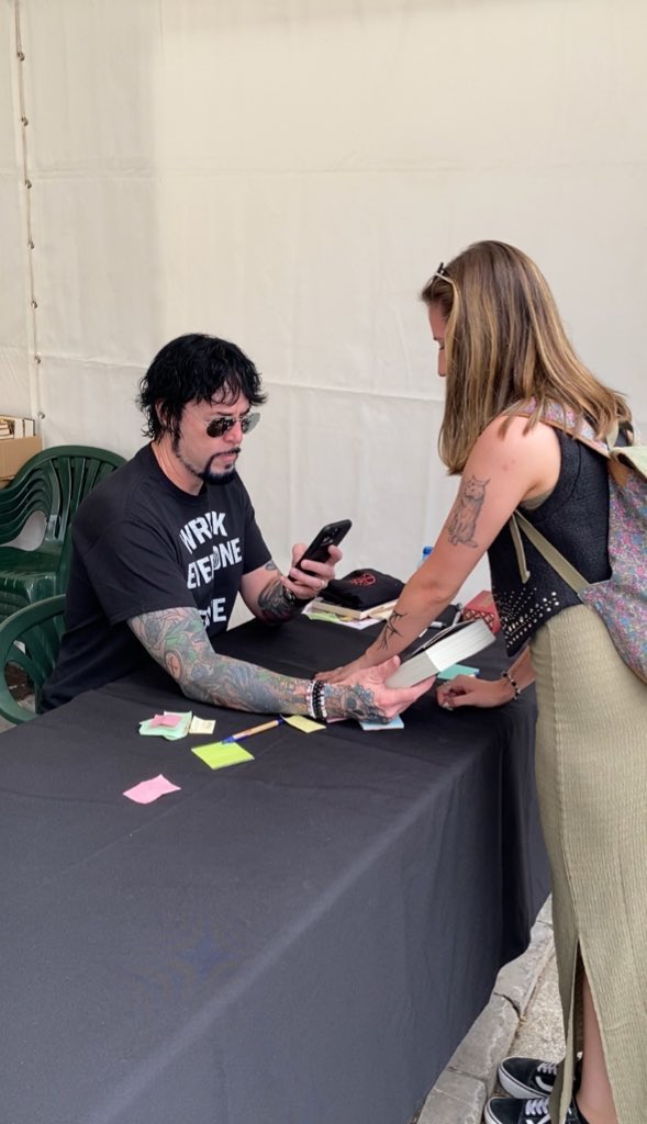tyylorsversion's tweet image. It's been a pleasure to finally meet you! Thank you so much for your Patience and your dedication to sign all our books. I promise you to keep telling everyone to read your work as long as you keep making me cry everytime I finish a chapter 😩 See you soon @misterkristoff ⚔️🖤
