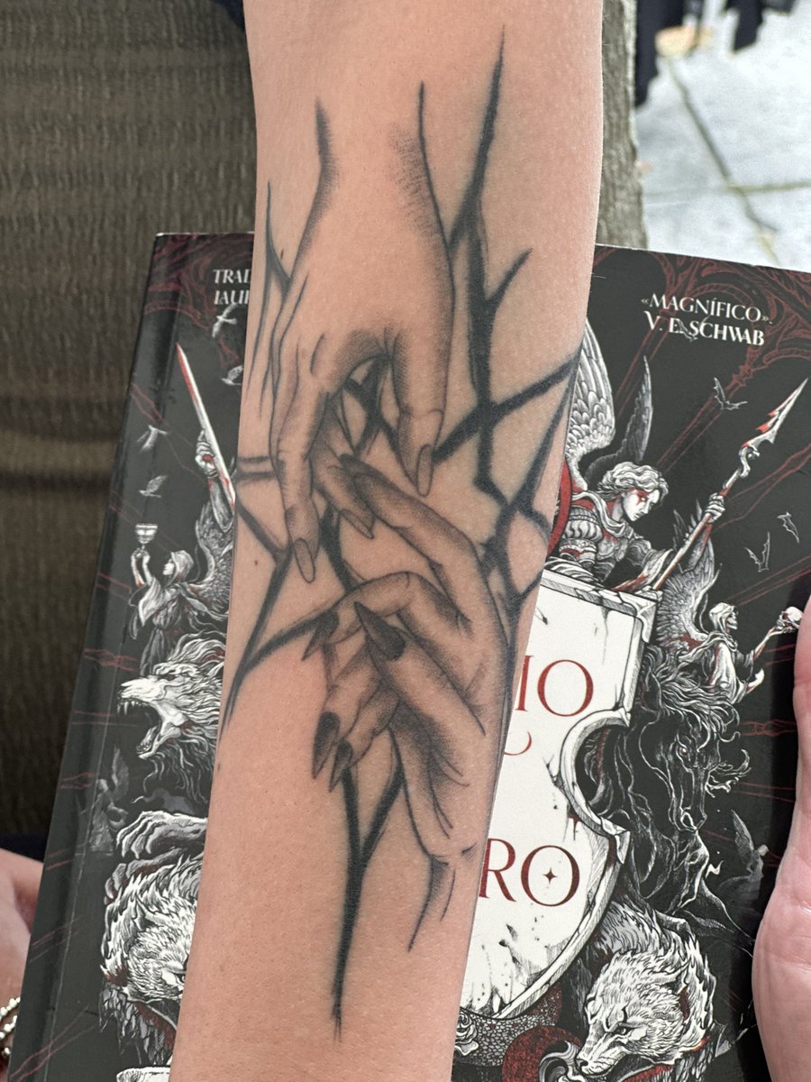 tyylorsversion's tweet image. It's been a pleasure to finally meet you! Thank you so much for your Patience and your dedication to sign all our books. I promise you to keep telling everyone to read your work as long as you keep making me cry everytime I finish a chapter 😩 See you soon @misterkristoff ⚔️🖤