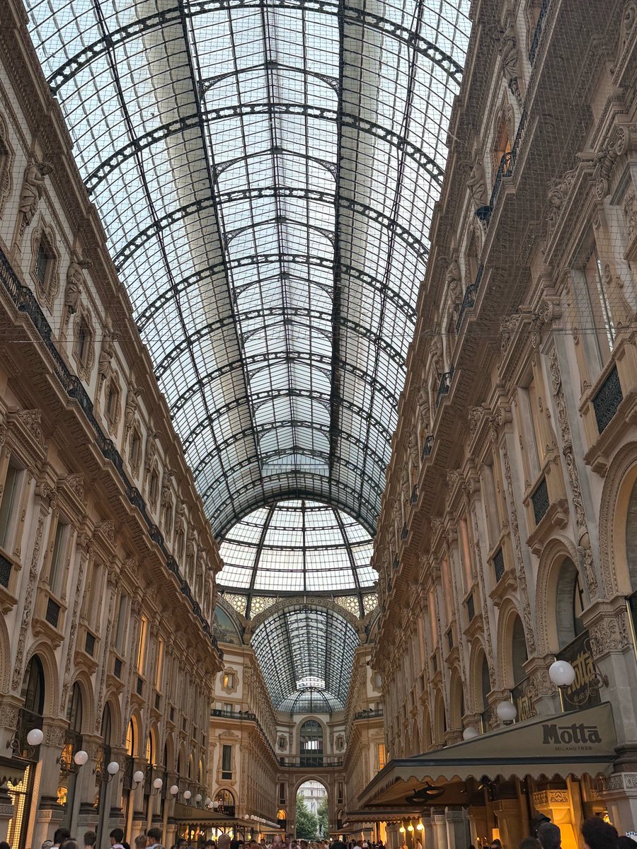 parkyoonhee65's tweet image. No wonder Baekhyun’s bbl pic felt so familiar… 👀
Turns out it’s the exact same spot Chanyeol once stood in 😭🖤
Their paths crossing in Milan like that… I’m losing it 🙈✨
#chanbaek #잔백