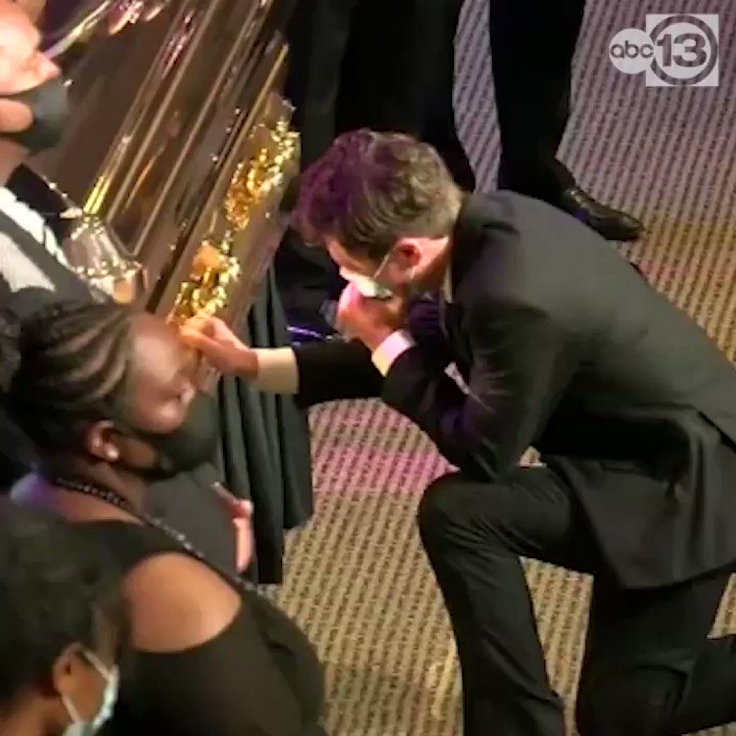 DC_Draino's tweet image. This is Minneapolis Mayor Jacob Frey
He bent the knee and cried in his Covid mask at the golden casket of George Floyd
And you know how far left Democrats rewarded him? By replacing him with a Somalian communist
This is what happens when you bend the knee to Marxism - it still…