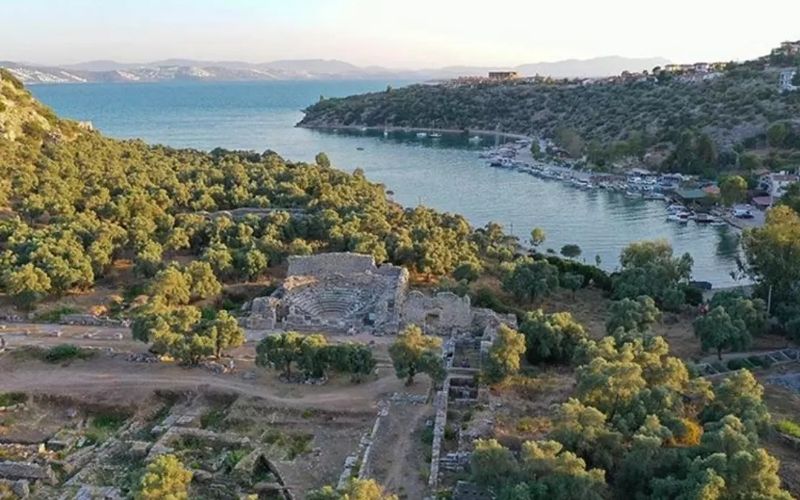 Tarih, doğa ve deniz bir arada… Kıyıkışlacık Köyü'nde yer alan Iasos Antik Kenti, hem arkeoloji meraklılarını hem de huzur arayanları büyülüyor. Gidip görmek için harika bir sebep!

#Bodrum #Iasos #AntikKentler #Kıyıkışlacık #TarihVeDoğa #Ege'ninİncisi