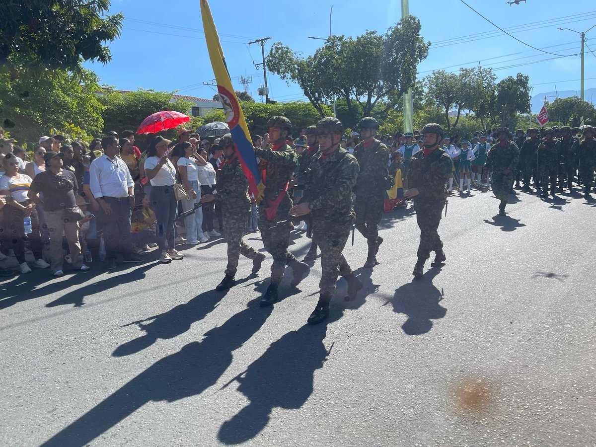 Ejercito_Div2's tweet image. 🇨🇴 En Aguachica, #Cesar, nuestros soldados del Batallón de Infantería N.° 14 Capitán Antonio Ricaurte marcharon con honor en el Desfile Militar y Policial del #20DeJulio, exaltando los 215 años del Grito de Independencia.
¡Seguimos #EnModoPatrio, firmes con la patria!…