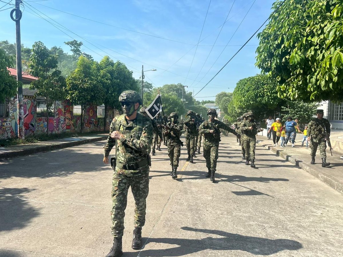 Ejercito_Div2's tweet image. 💂🏻♂️🇨🇴 En Barrancabermeja, #Santander, en un acto sin precedentes, soldados del Batallón de Artillería de Defensa Antiaérea N.° 2 y del Batallón de Artillería de Campaña N.° 6 del @COL_EJERCITO, marcharon junto a la @ArmadaColombia la @PoliciaColombia en honor a los 215 años del…