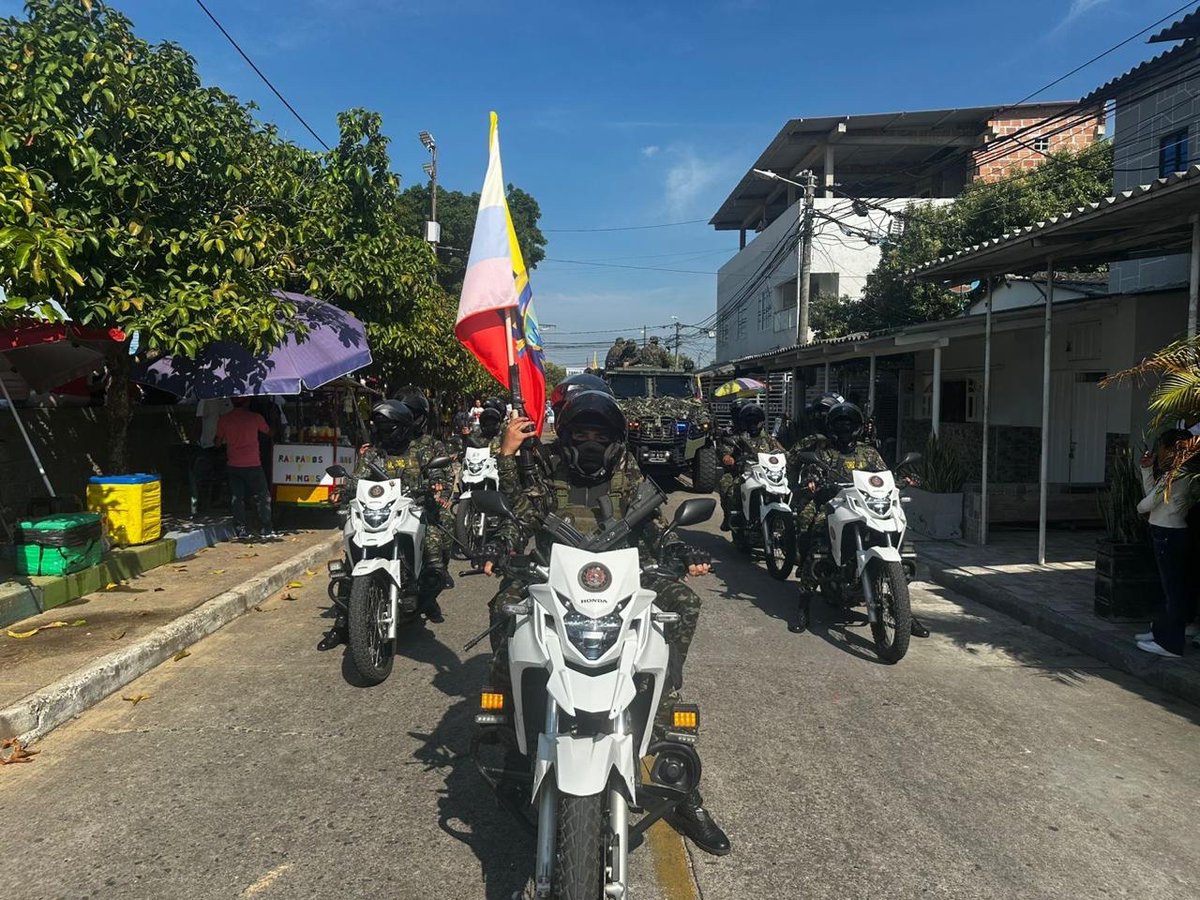 Ejercito_Div2's tweet image. 💂🏻♂️🇨🇴 En Barrancabermeja, #Santander, en un acto sin precedentes, soldados del Batallón de Artillería de Defensa Antiaérea N.° 2 y del Batallón de Artillería de Campaña N.° 6 del @COL_EJERCITO, marcharon junto a la @ArmadaColombia la @PoliciaColombia en honor a los 215 años del…