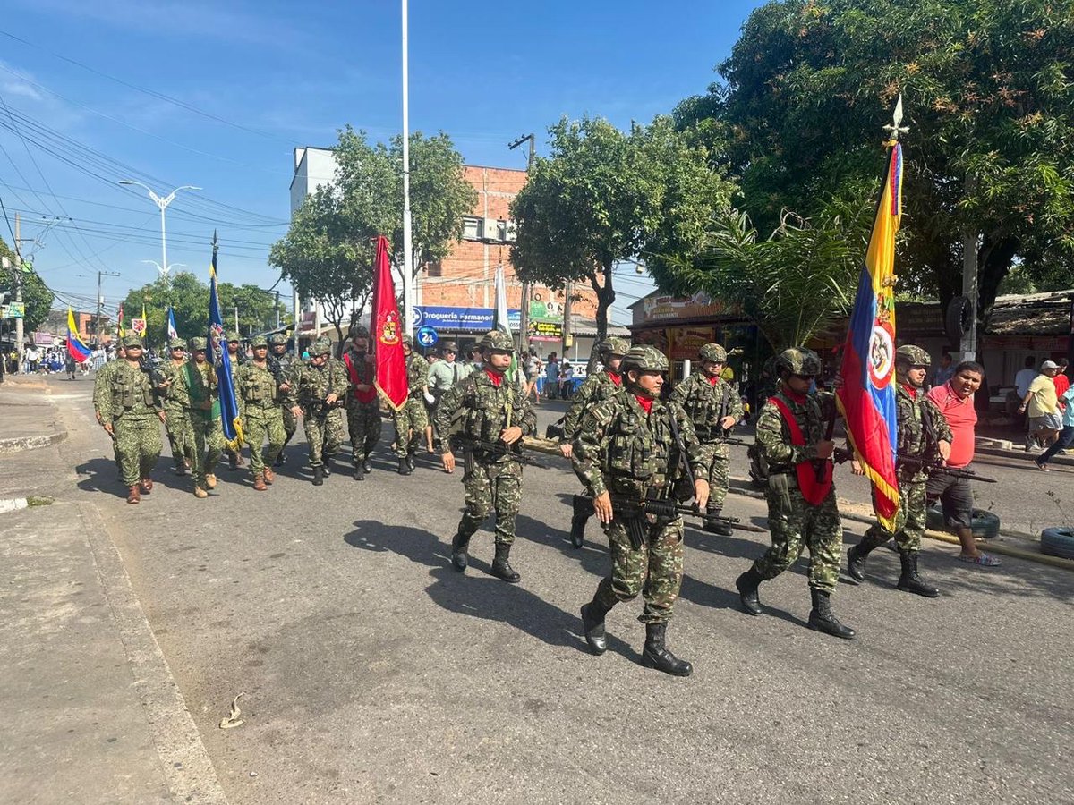 Ejercito_Div2's tweet image. 💂🏻♂️🇨🇴 En Barrancabermeja, #Santander, en un acto sin precedentes, soldados del Batallón de Artillería de Defensa Antiaérea N.° 2 y del Batallón de Artillería de Campaña N.° 6 del @COL_EJERCITO, marcharon junto a la @ArmadaColombia la @PoliciaColombia en honor a los 215 años del…