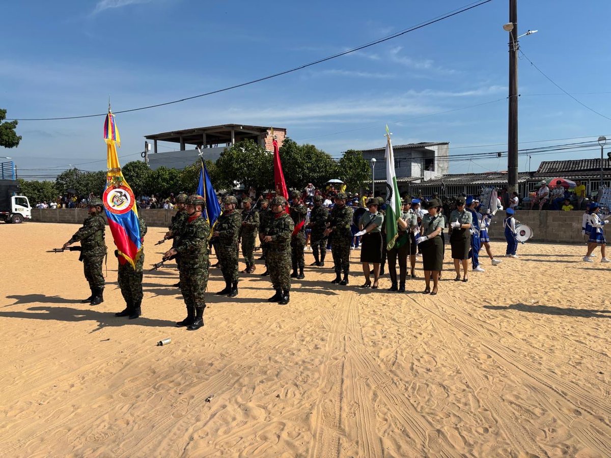 Ejercito_Div2's tweet image. 💂🏻♂️🇨🇴 En Barrancabermeja, #Santander, en un acto sin precedentes, soldados del Batallón de Artillería de Defensa Antiaérea N.° 2 y del Batallón de Artillería de Campaña N.° 6 del @COL_EJERCITO, marcharon junto a la @ArmadaColombia la @PoliciaColombia en honor a los 215 años del…