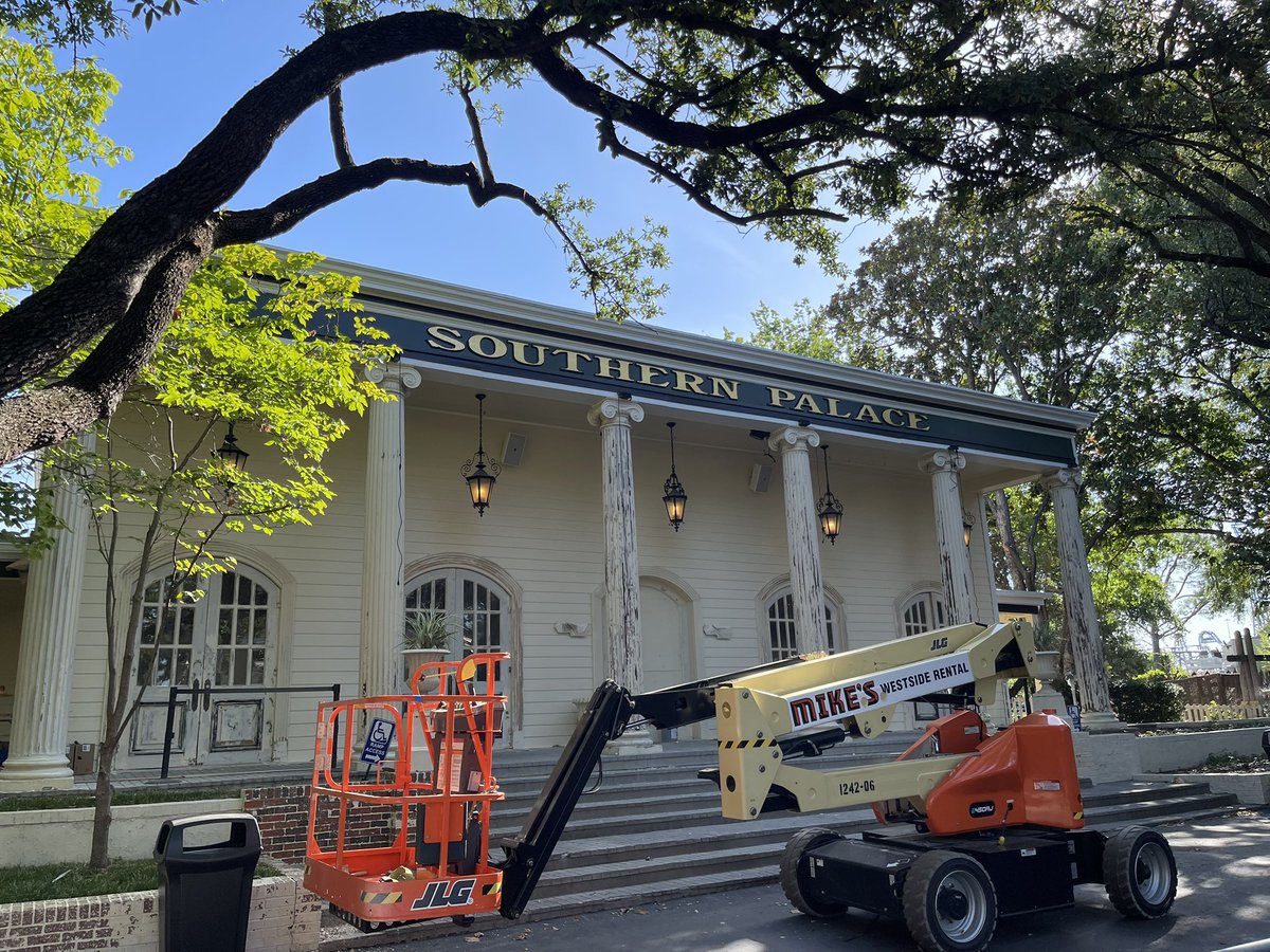jeffrey_siebert's tweet photo. Southern Palace Renovation Updates. The exterior refurbishment and painting continues. Here is a preview of the new lobby design. Shows return this Fright Fest and additional enhancement information coming soon. @SixFlagsOverTX https://t.co/5fT6KOFhLP